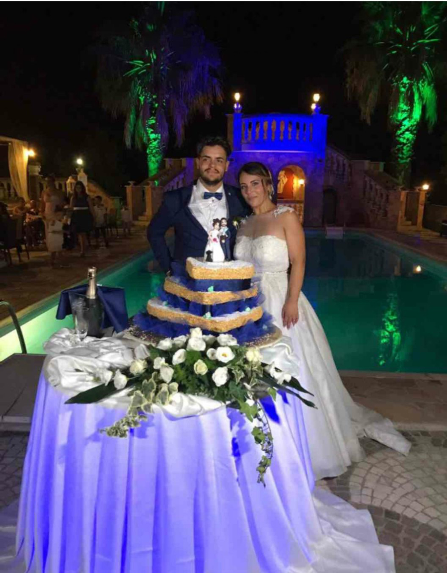 torta matrimonio quadrata blu con cake topper