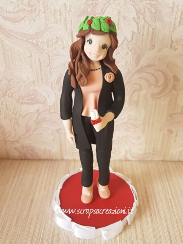 Cake topper laurea personalizzati: ecco le statuine più belle